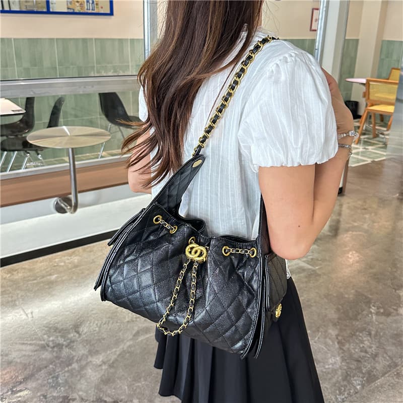 2026 New Drawstring Soft Leather Bucket Bag, Chanel-Style Diamond Quilted Chain Underarm Bag for Women, Large Capacity Commuter Shoulder Bag