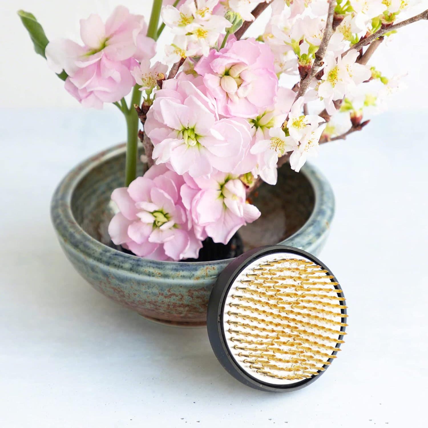 This title is for a flower arranging tool set and cannot be optimized as a ceramic vase title.