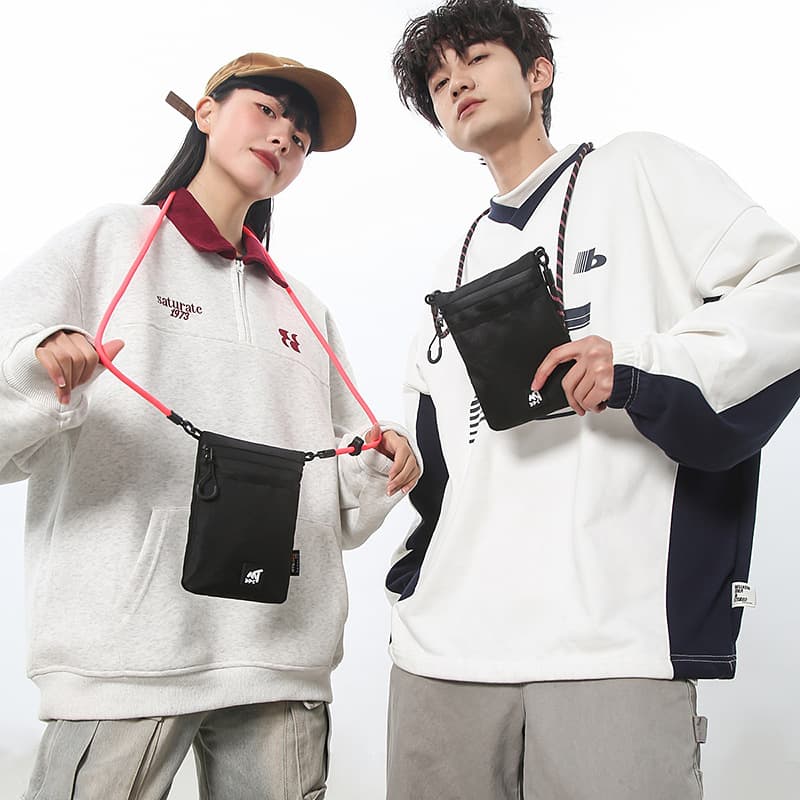 Trendy Instagram-worthy nylon crossbody bag with lanyard, original design, niche style, suitable for men and women, perfect for commuting and carrying phones.