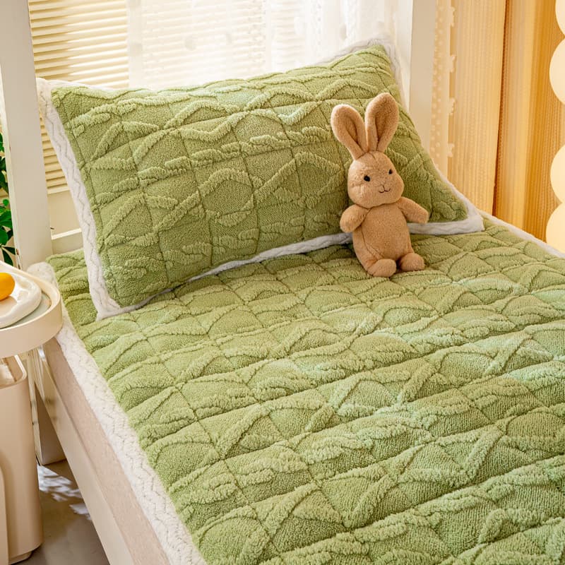Factory Direct Thickened Milk Fleece Mattress, Autumn and Winter Warm Quilted Bed Pad, Student Dormitory Home Use Wholesale Drop Shipping