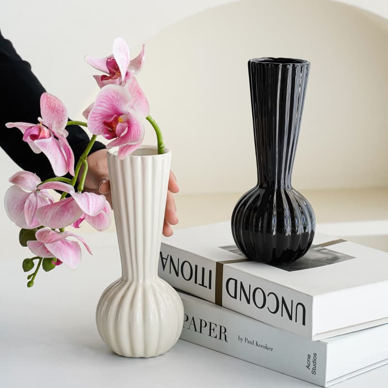 French-Style Ceramic Narrow-Mouth Vintage White Vase with a High-End Feel, Niche Small-Diameter Light Luxury Single-Piece Dining Table Decoration