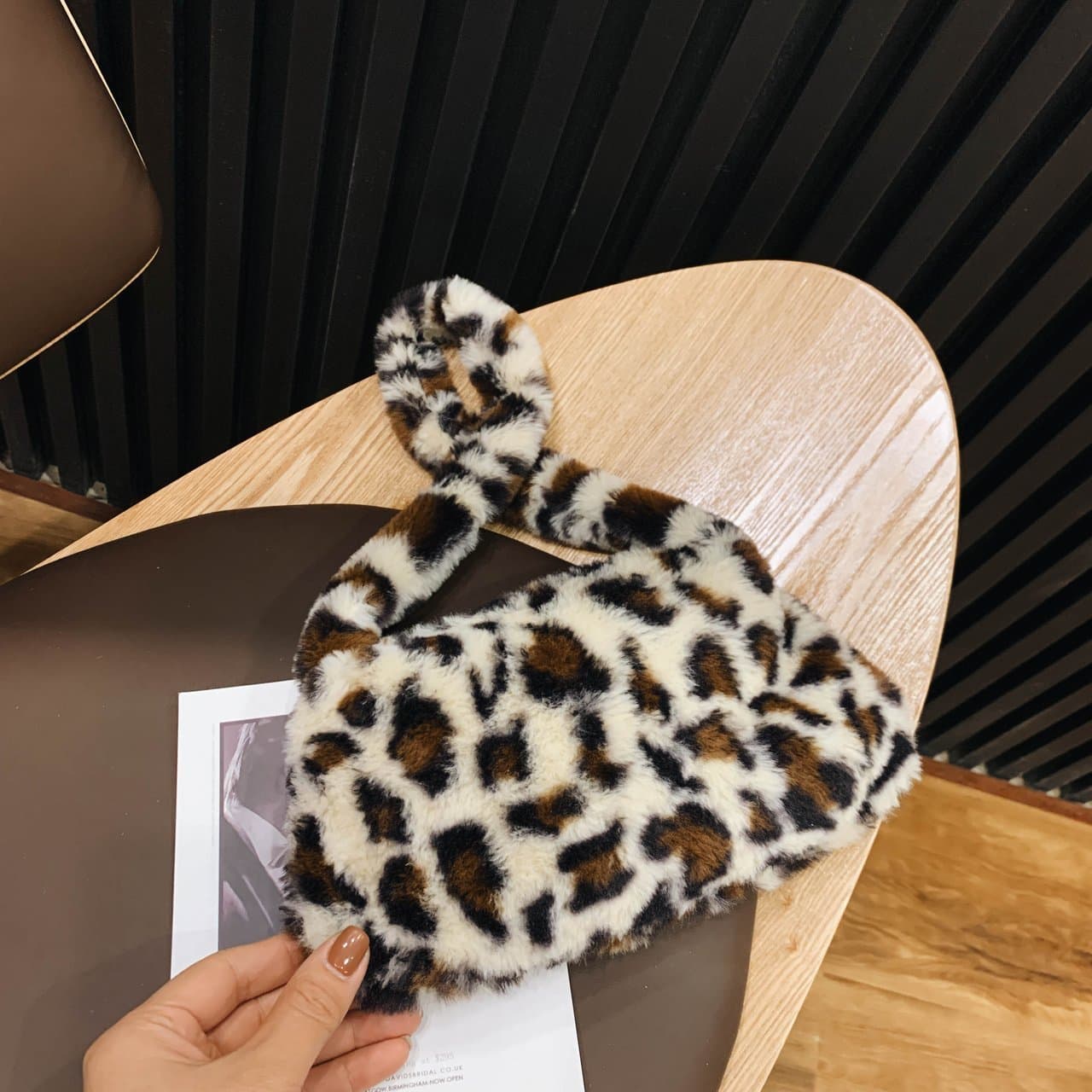 2025 Autumn and Winter New Leopard Print Plush Bag Women's Retro Hot Girl Style Fashion Niche Design Hand-held Furry Women's Bag