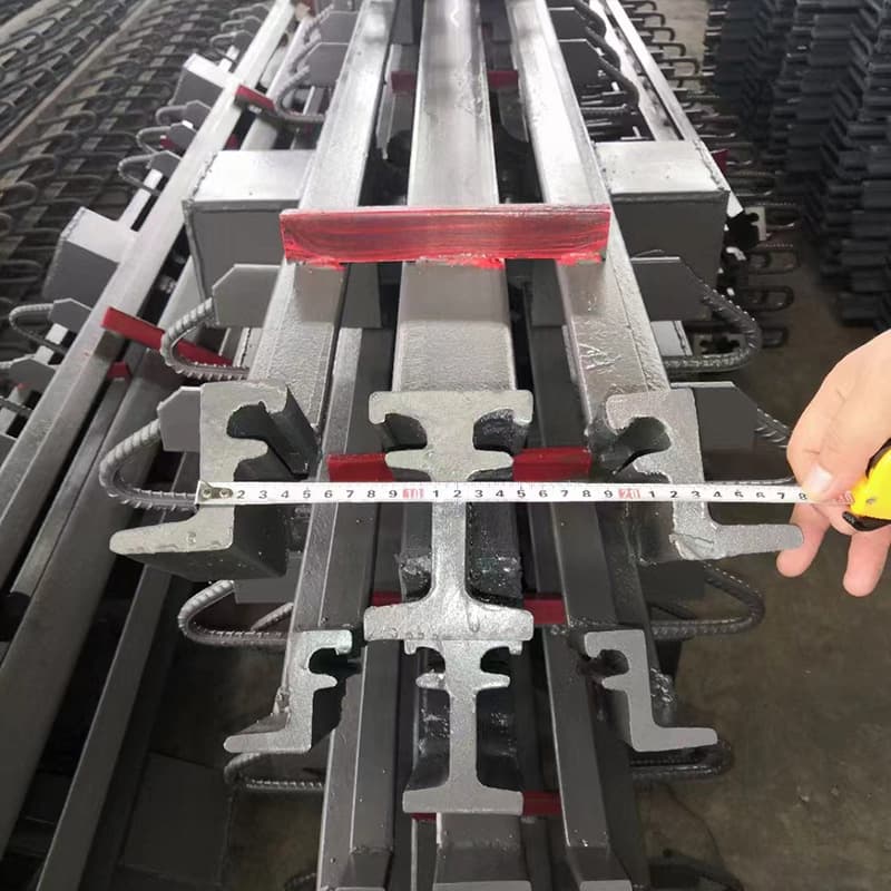 Bridge expansion joints E-type highway bridge expansion joint devices with crash barrier expansion joint baffles and comb-tooth plates.