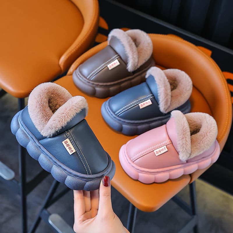 New autumn and winter cotton slippers for boys and girls, thick-soled, non-slip, warm, fleece-lined for indoor use.