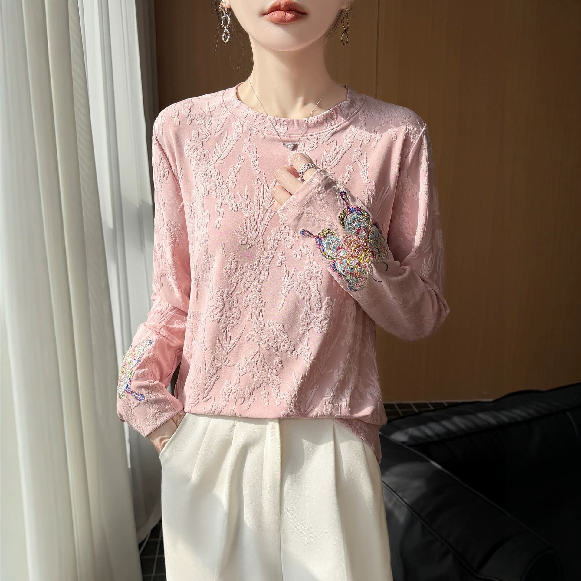 Crew Neck Embroidered Knit Sweater for Women, Delicate Embroidery, Soft and Skin-Friendly, Loose Fit for Spring/Summer, Slimming, Commuter-Friendly, Versatile Women's Top