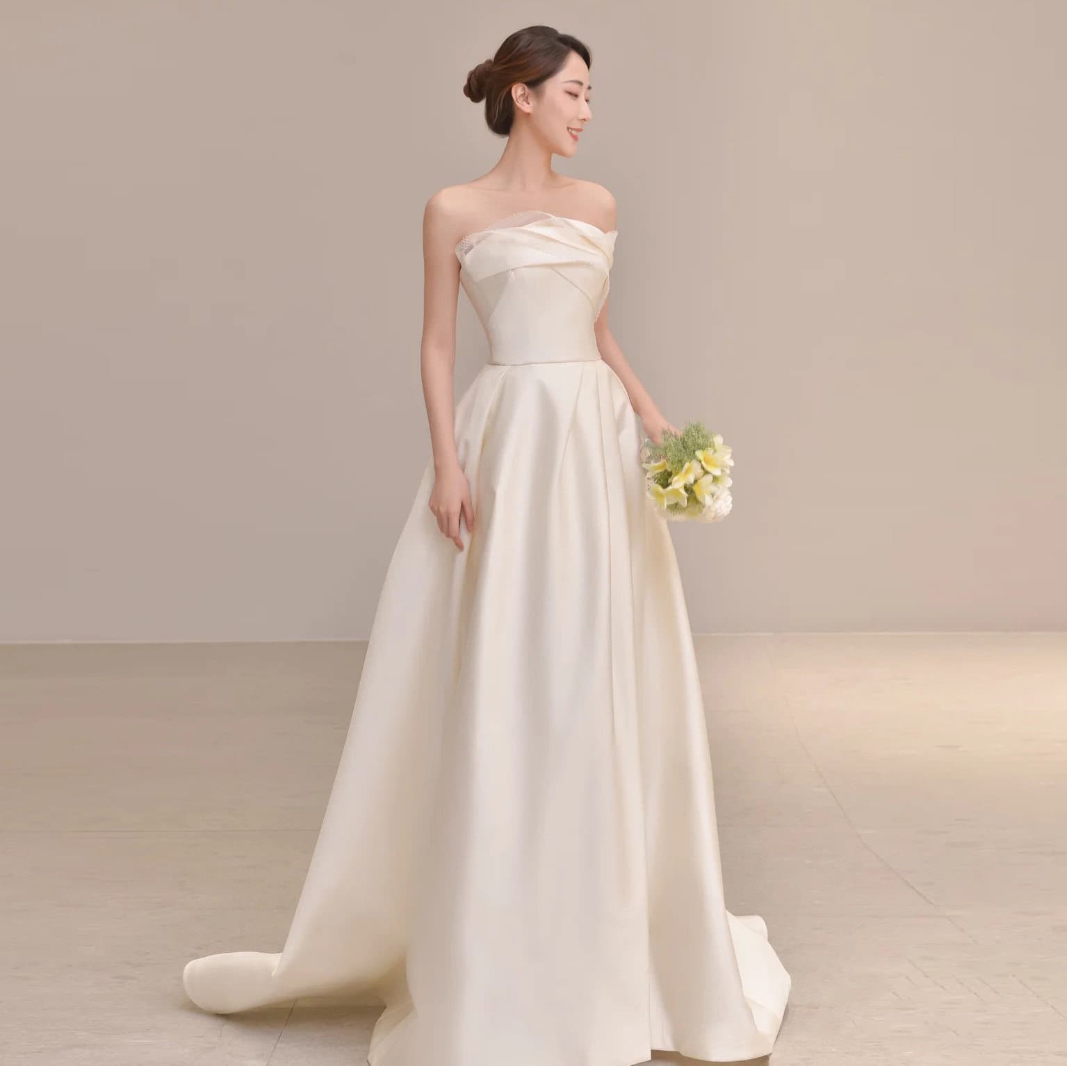 2026 New French-Style Satin Strapless Light Wedding Dress for Brides, Simple and Elegant Forest-Style White Trailing Gown for Reception