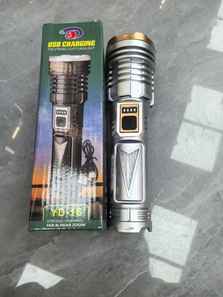 Wholesale Live Broadcast of Foreign Trade Inventory Surplus Original Flashlight with Batteries, 605 Pieces