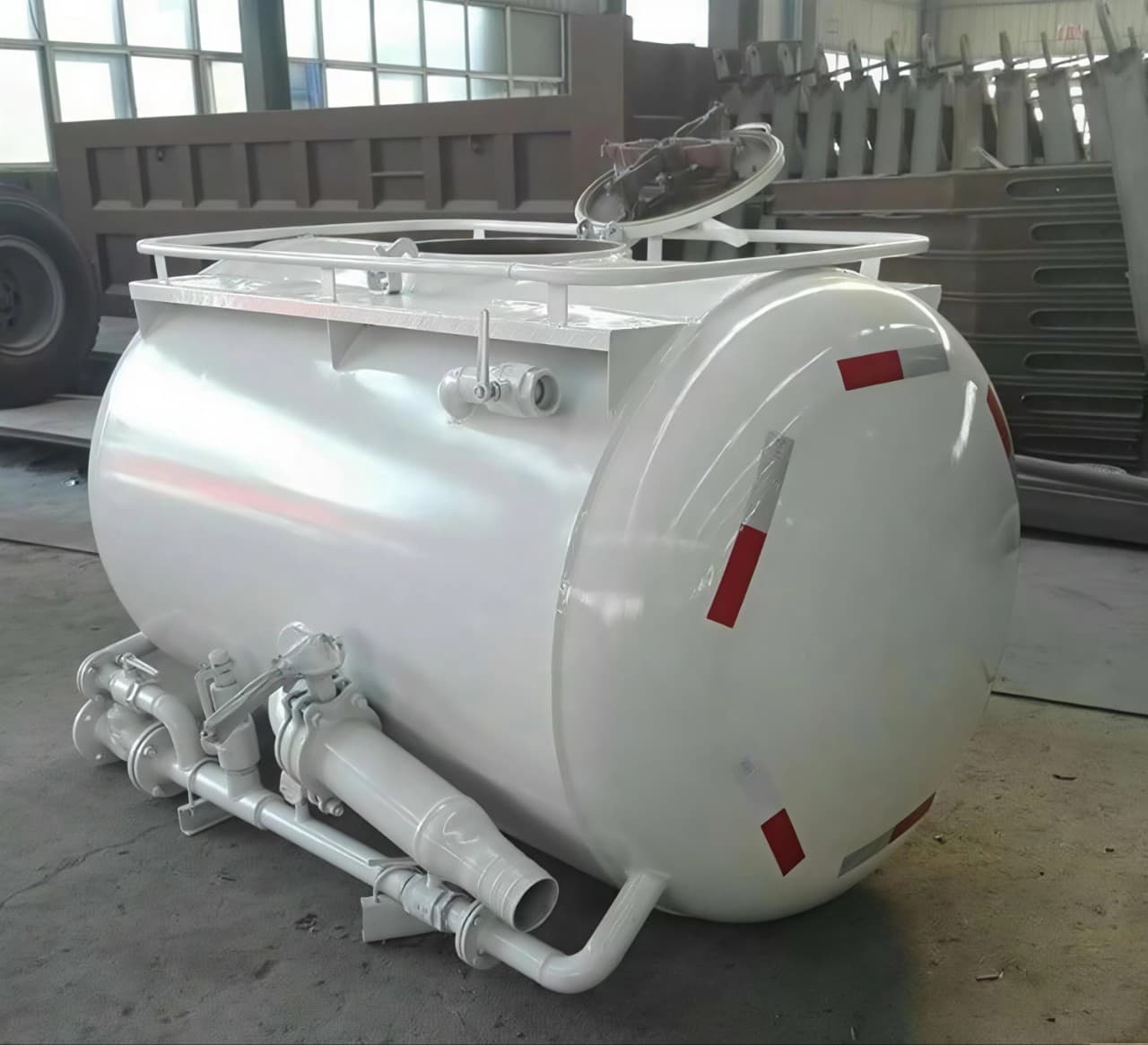 5 cubic meter iron powder tanker truck, 8 cubic meter semi-trailer stone powder transport and storage tank, 20 cubic meter full-trailer cement tank.