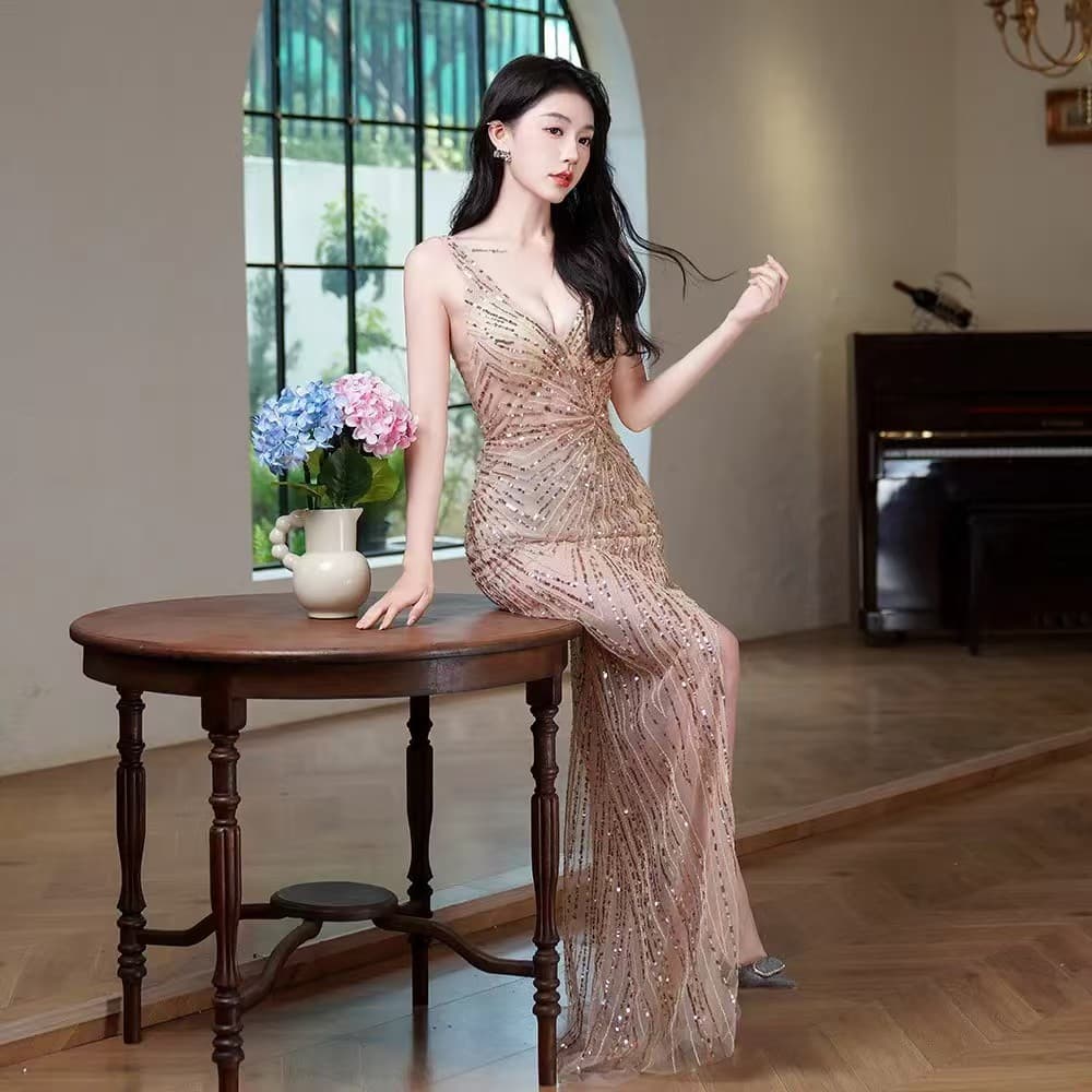 Sexy lingerie with butterfly embroidery, see-through, deep V-neck, halter top, thin camisole, pure and alluring, traditional Chinese style.