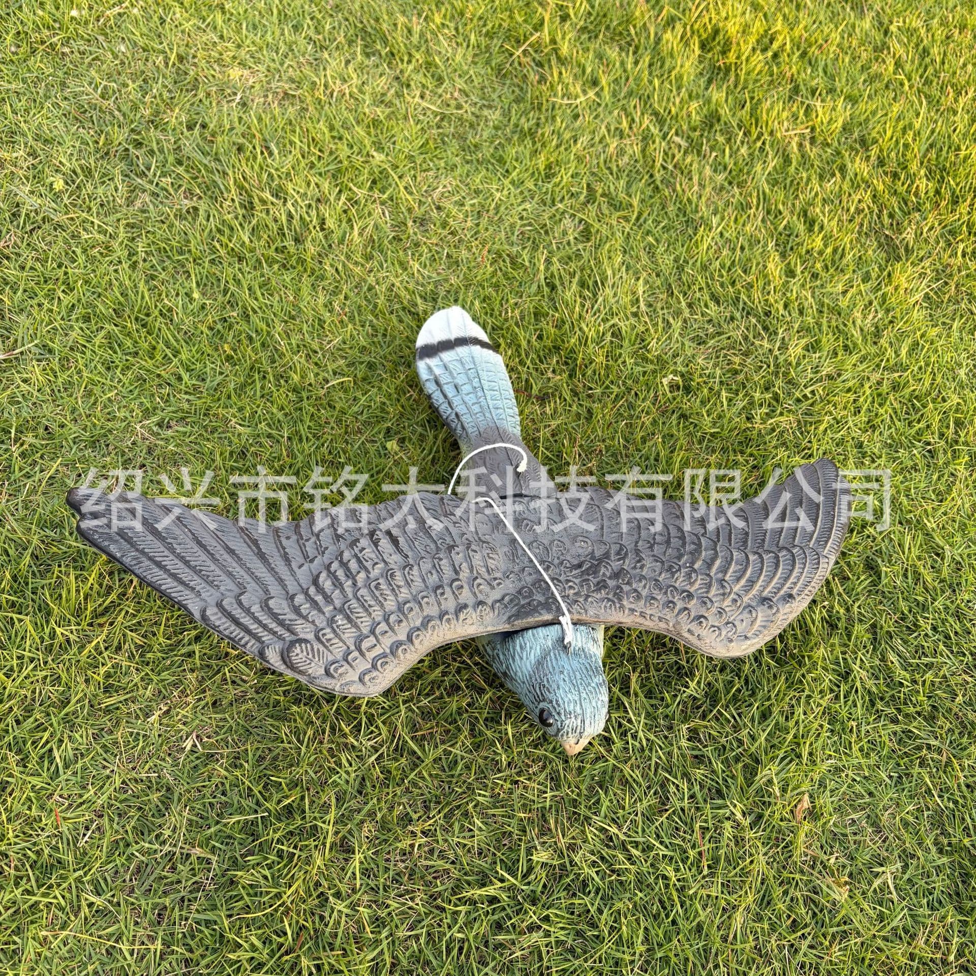 Factory Direct Garden Flying Bird Hanging Decoration Hunting Lure with Wings Outdoor Courtyard Ornament Animal Model