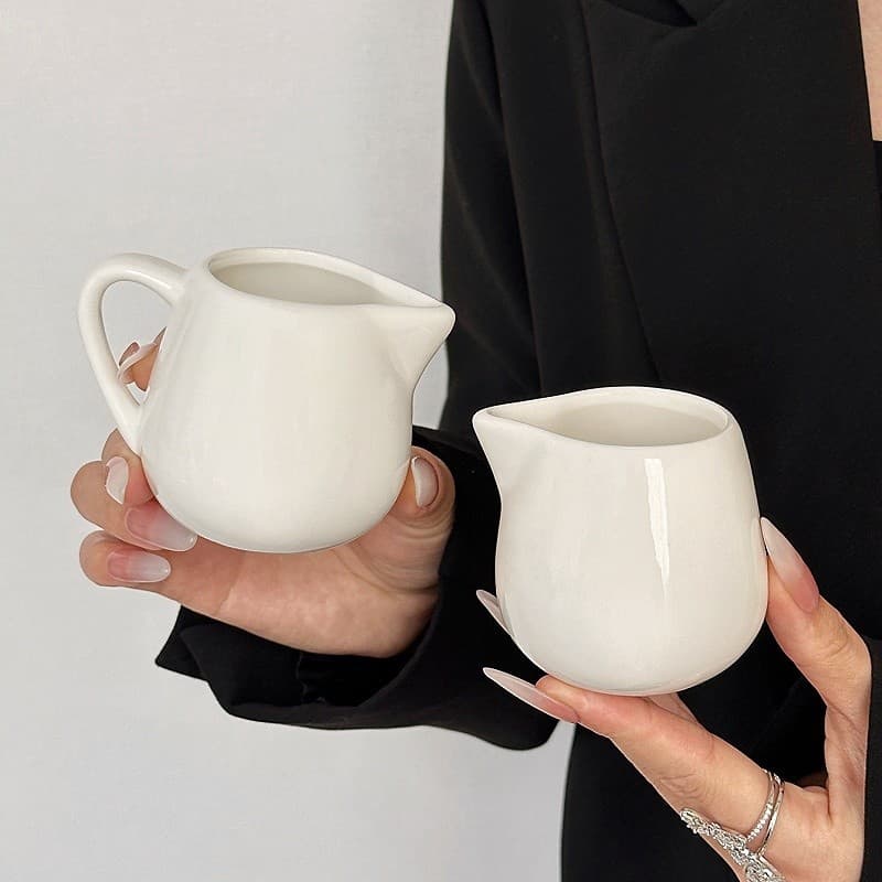 Pure white ceramic milk jug, espresso pitcher, milk cup, sugar bowl, milk jug, Western-style saucer, with handle and spout.
