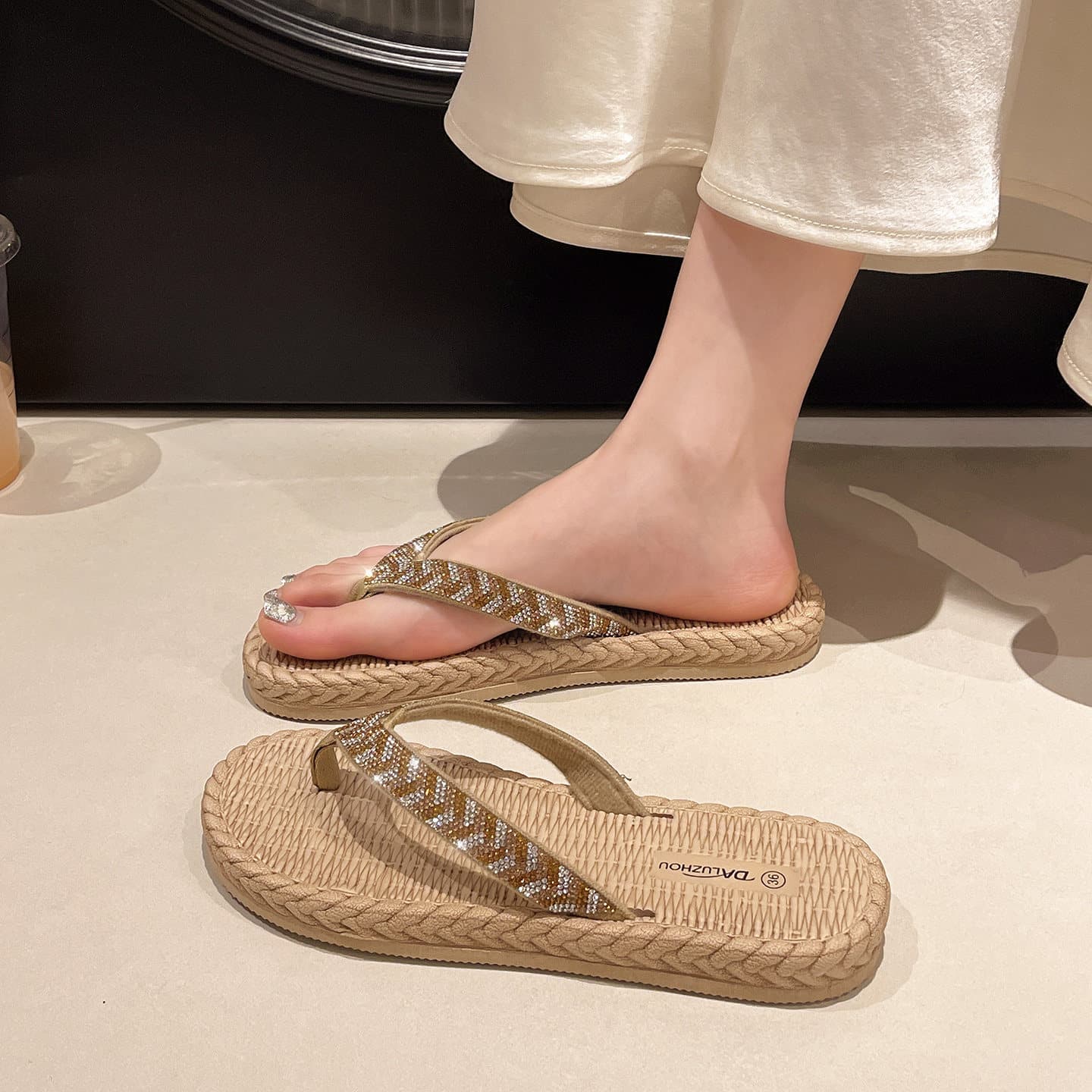 Women's Flip-Flops Summer 2026 New Thick-Soled Non-Slip Trendy Outdoor Beach Fashion Rhinestone Thong Sandals