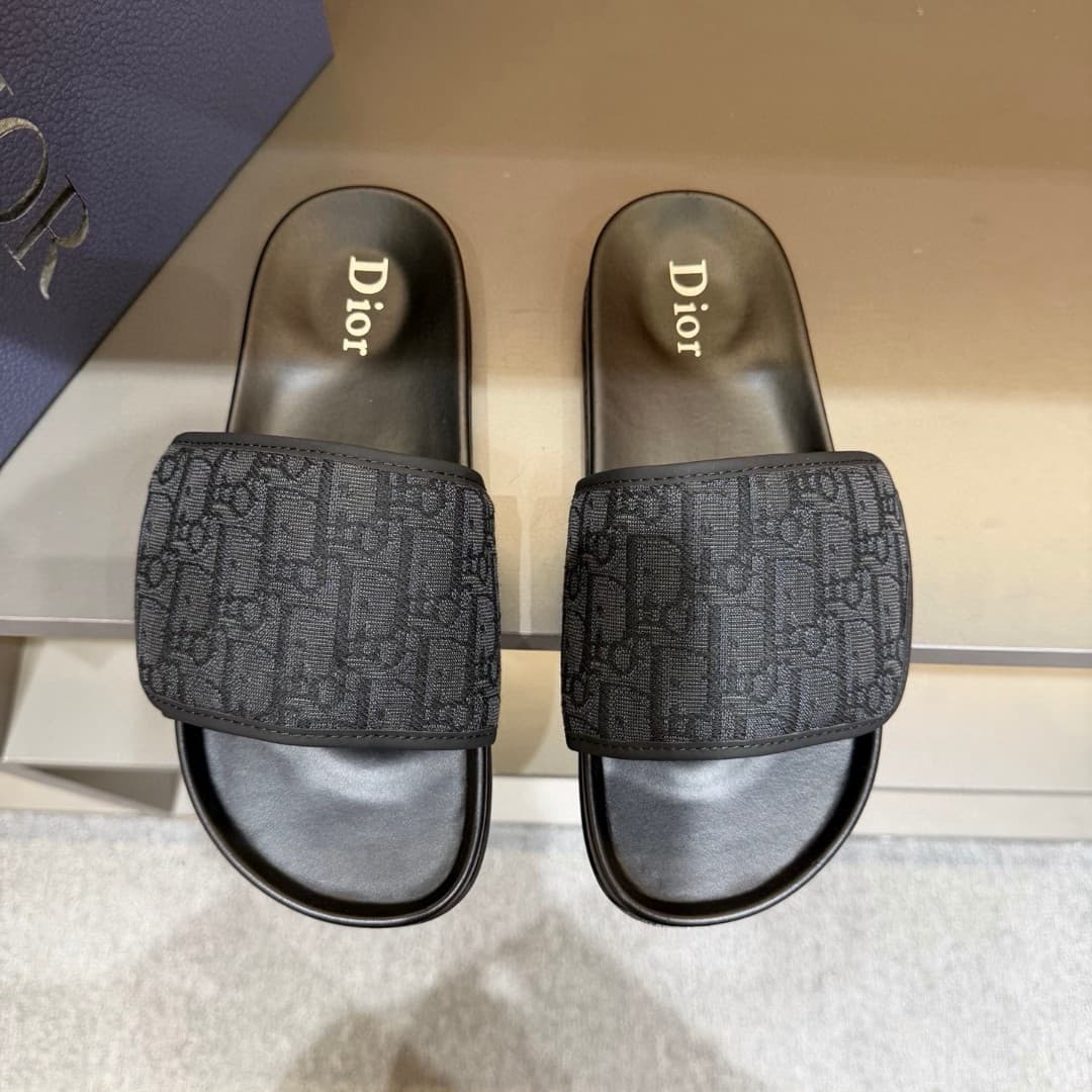Original label, original box, embroidered belt buckle, high-end temperament, thick-soled summer slippers for outer wear, casual one-line sandals for men