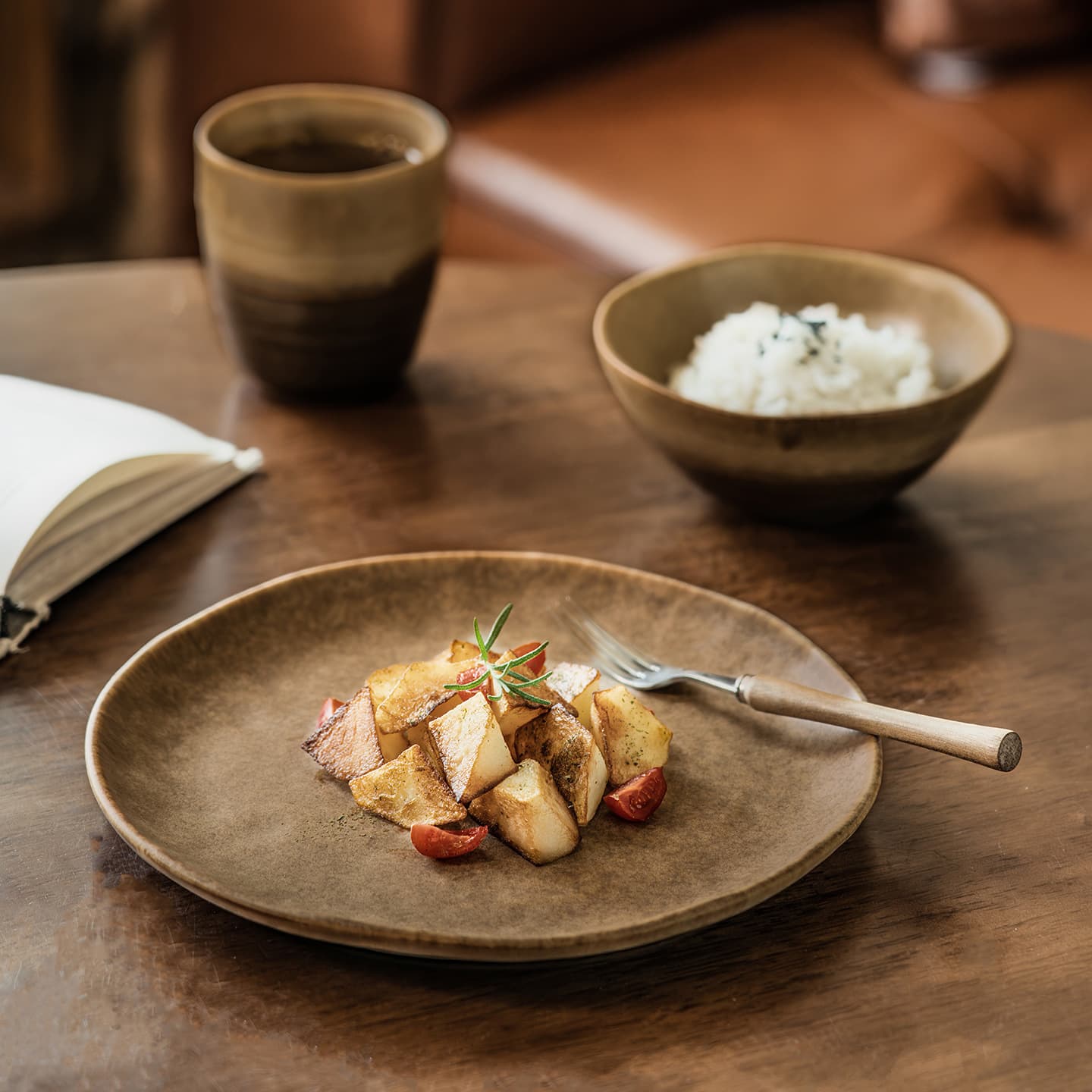 Japanese Ceramic Dinnerware Set Vintage Bowls and Plates for Home Restaurant Round Serving Plates Wholesale Large Bowls and Plates