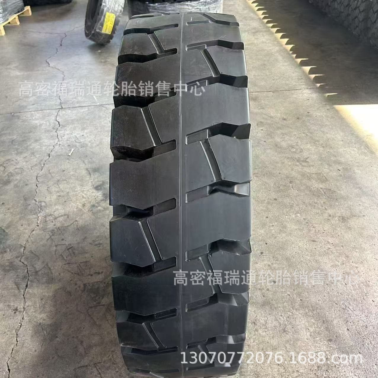Donghao Solid Industrial Forklift Tire 14.00-20 Irregular Two-Block Tread, Airless Tire, 1400-20
