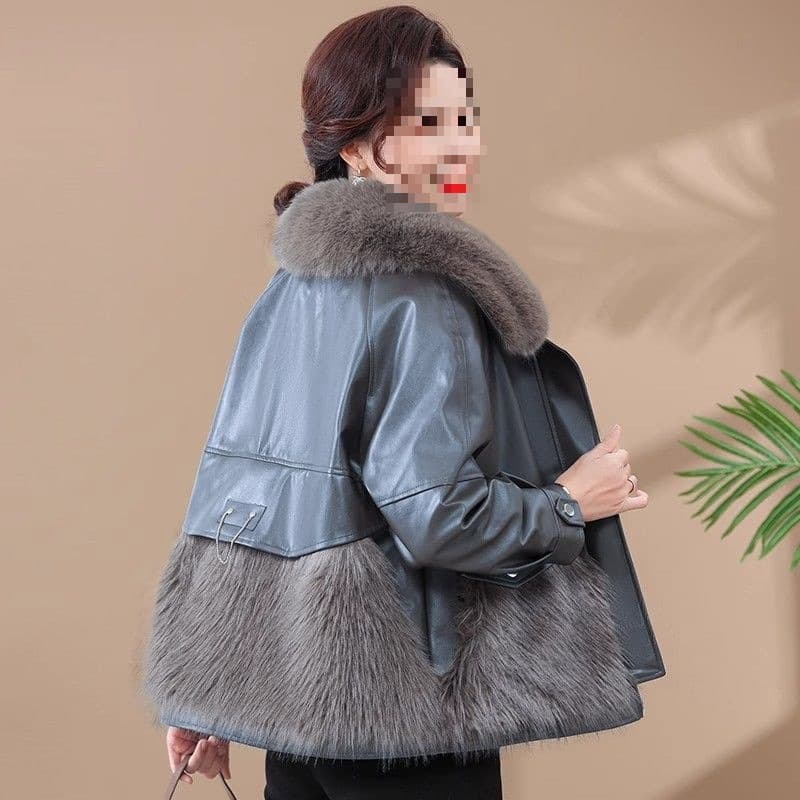 Stylish and youthful new style winter coat for middle-aged women, made of leather and cotton, suitable for autumn and winter wear.