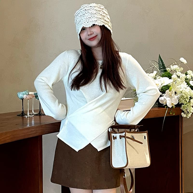 Plus-size women's design-inspired irregular slit top, autumn 2025, casual elegant knitwear for women, style 23209