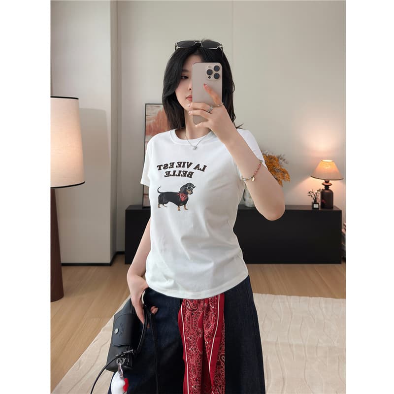 Original! White Round Neck Short Sleeve Cotton T-Shirt for Women with Printed Lettering and Dachshund Pattern, Slim Fit, Regular Shoulder, Slimming Top
