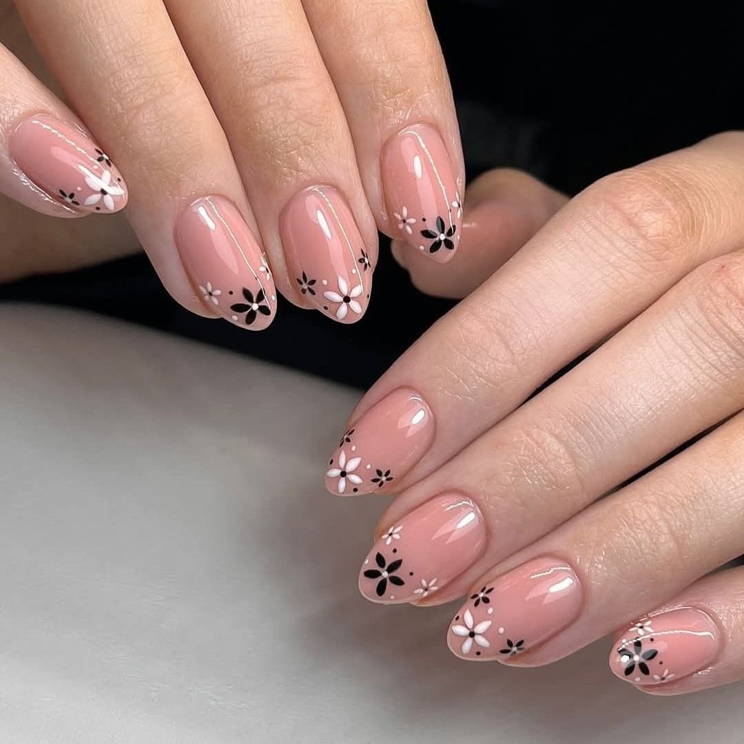 Short Round Black and White Floral Nail Tips, French Style Color-Blocking Small Flowers, Spring Nail Art Tips, Pure Desire Cross-Border Press-On Fake Nails