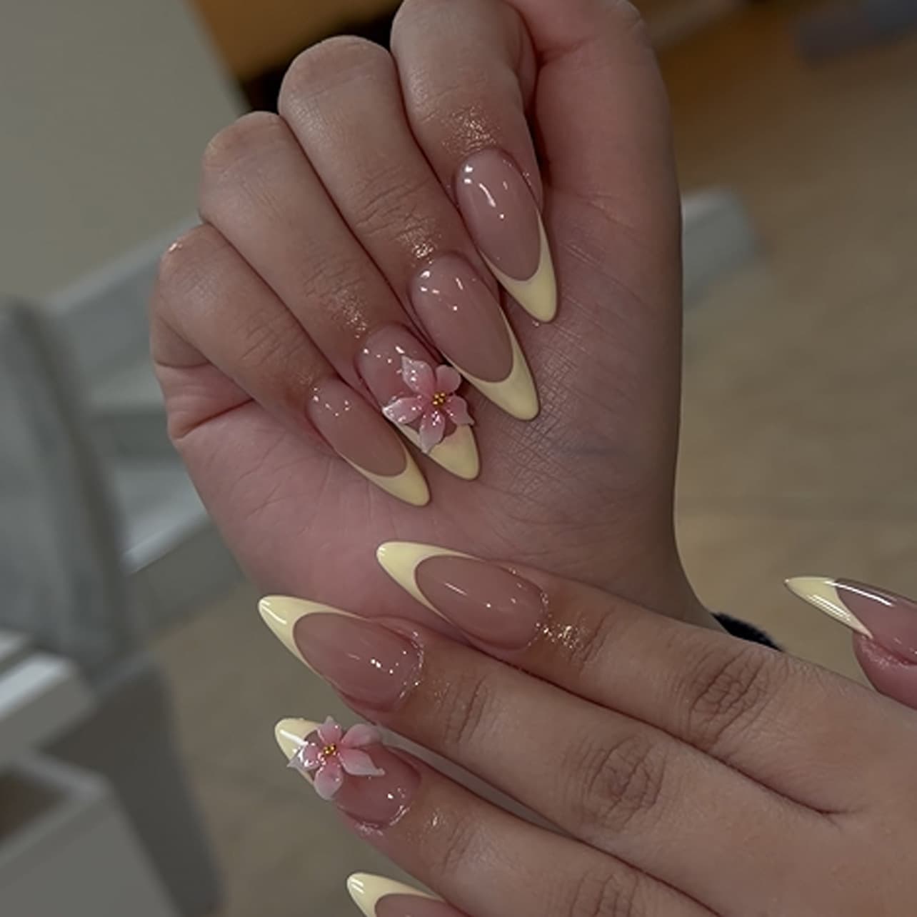Simple French Style Yellow Press-On Nails Almond Shape 3D Floral Nail Tips Wholesale for Cross-Border E-Commerce