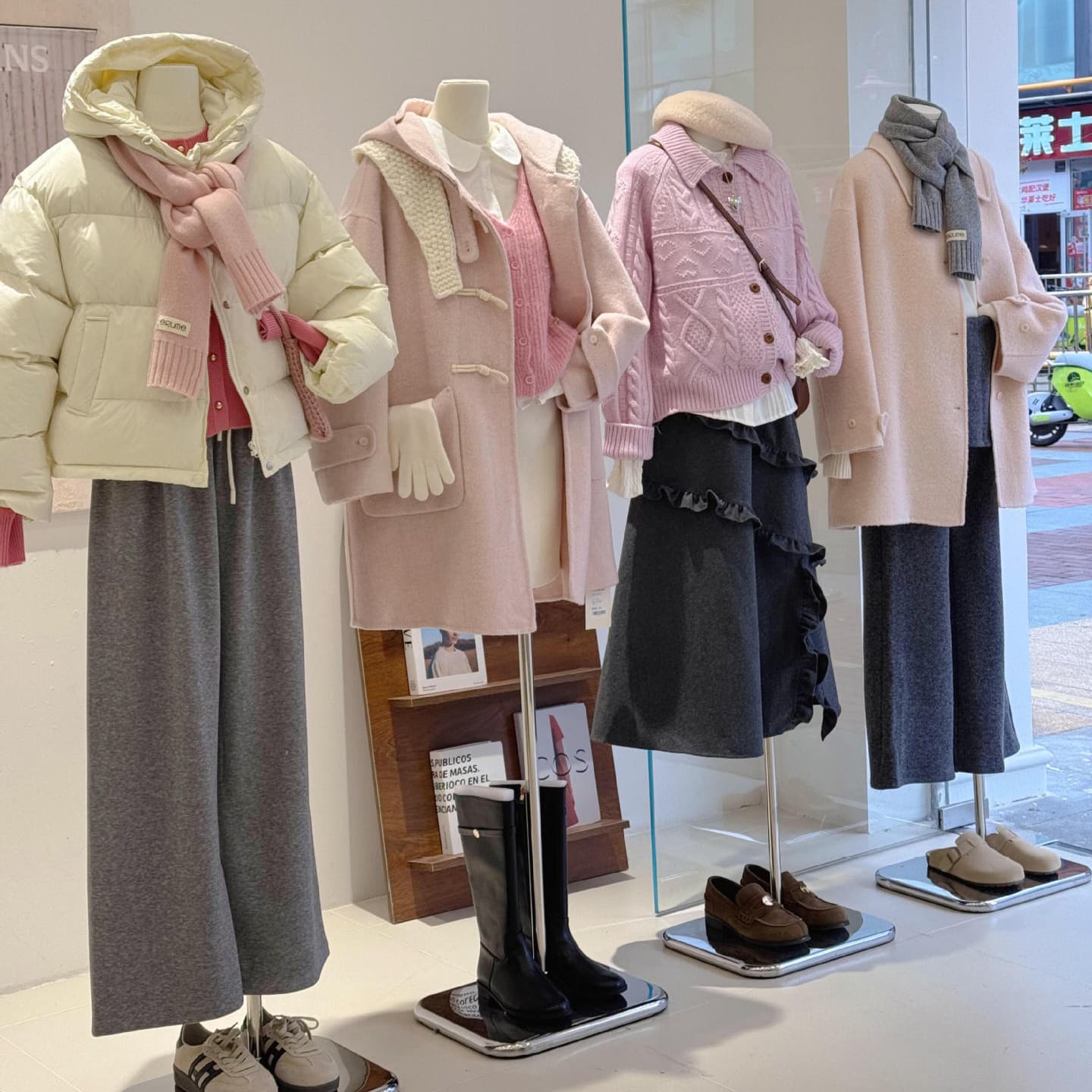 Guangzhou Thirteen Hong high-end brand discount women's clothing wholesale down jackets cotton coats physical store live streaming stall source
