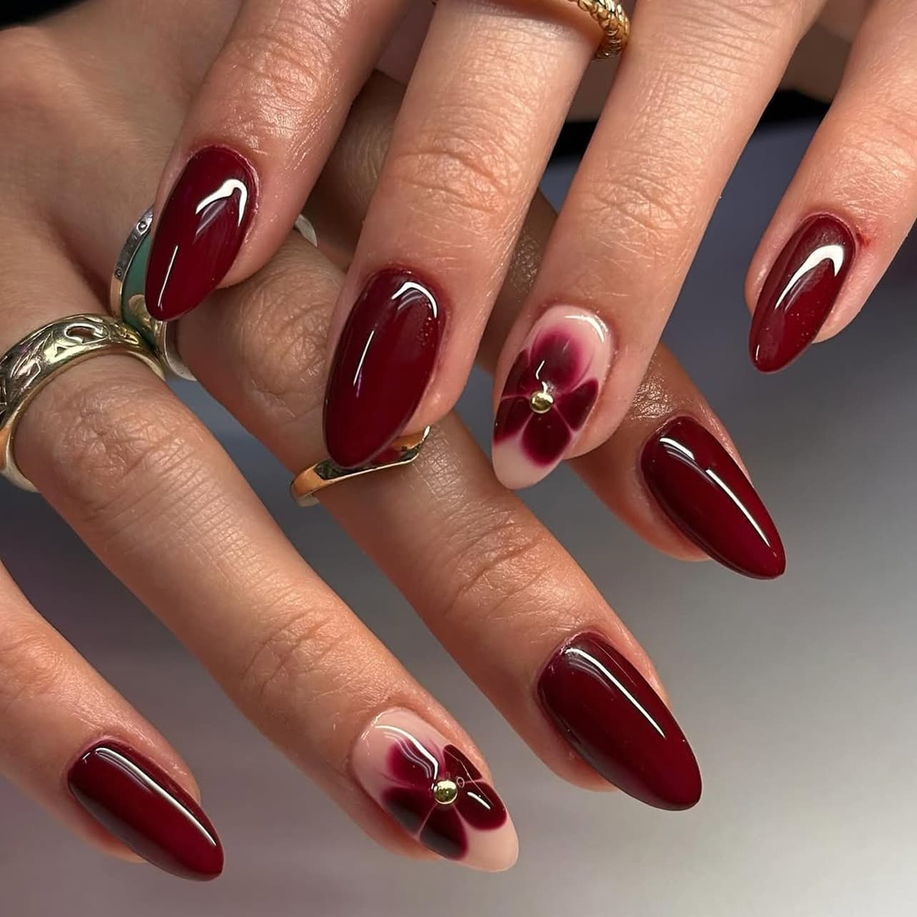 Simple Red Atmospheric Wearable Manicure, High-End Wearable Nails, Short Almond Flower Fake Nails Wholesale
