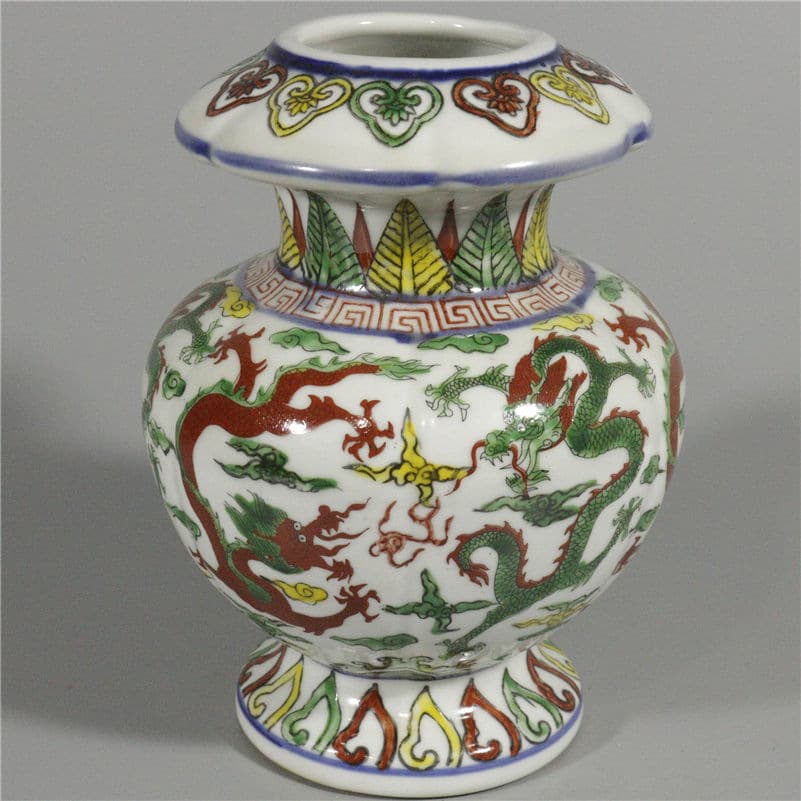 Ming Dynasty Jiajing Period Five-Color Cloud Dragon Vase Antique Home Decoration Ornament Reproduction Display Shelf Collection