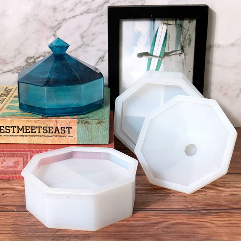 DIY silicone molds with eight sides and exquisite stacks of high jewelry storage boxes are exclusively available across the border.