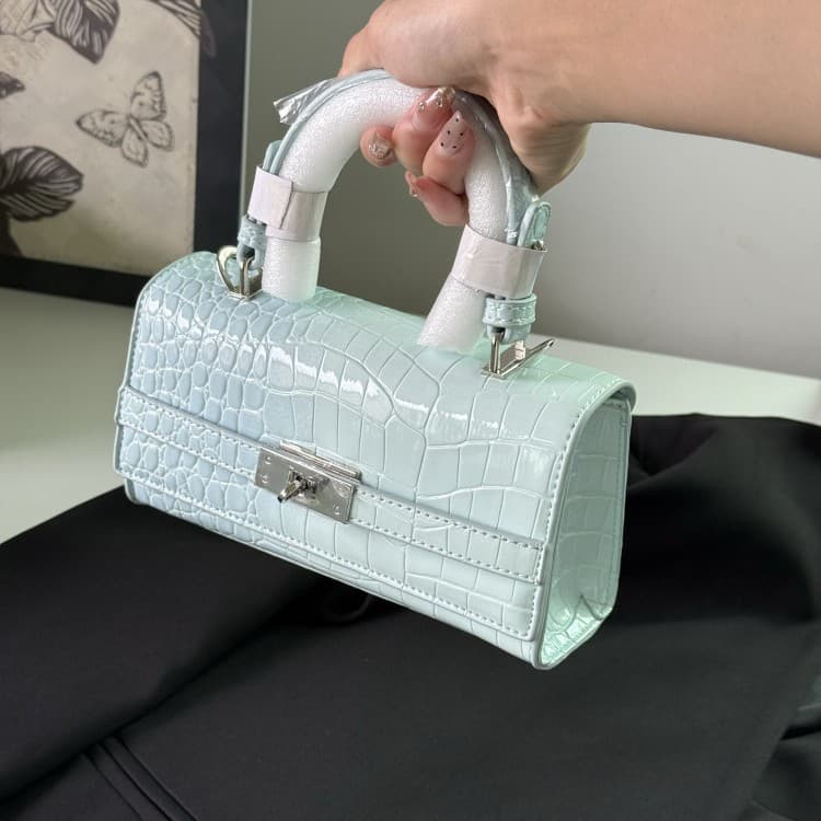 Original Korean-style ins baguette crocodile texture handbag for women 2026 new summer versatile fashion shoulder crossbody bag