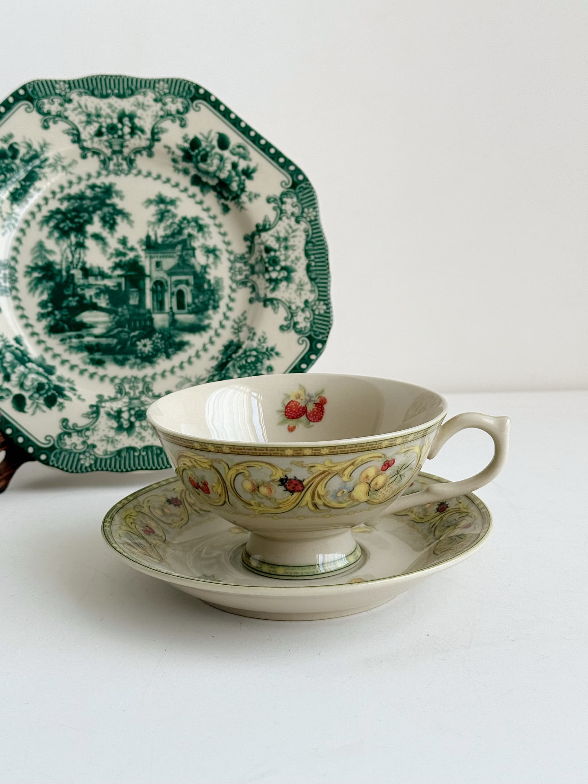 Welfare Arden Medieval Porcelain Small Fresh Fruit Series Black Porcelain Glaze Colorful Coffee Cup