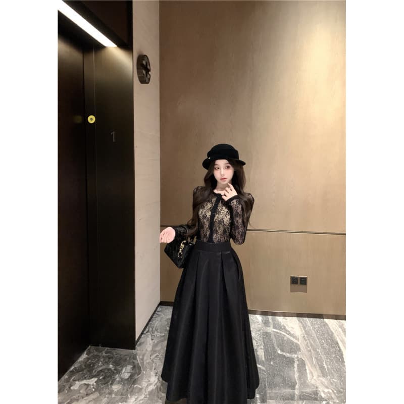 Real shot of sexy black lace fragrant late autumn outfit with high-end suit skirt