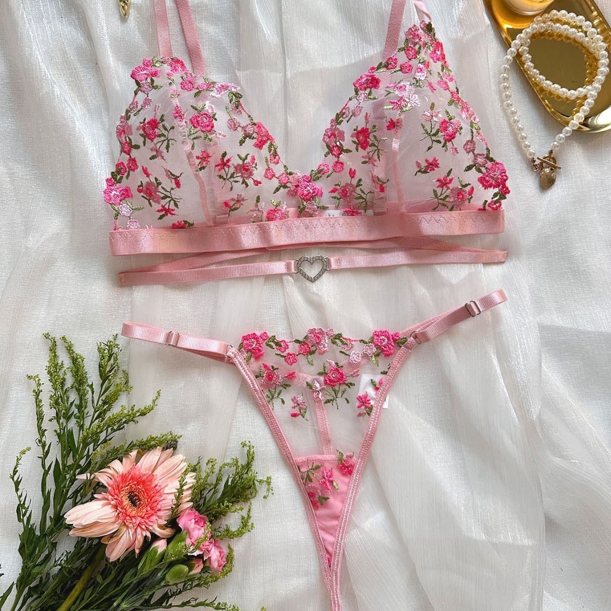 2023 New Cross-Border Foreign Trade European and American Fashion Rose Embroidery Sheer Sexy Heart Buckle Thong Lingerie Set