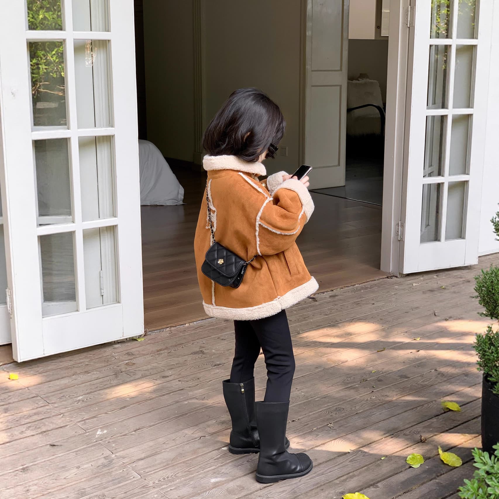 Korean style children's coat, 2025 autumn and winter new style, for small and medium-sized girls, made of fur with zipper, thickened and with a lapel.