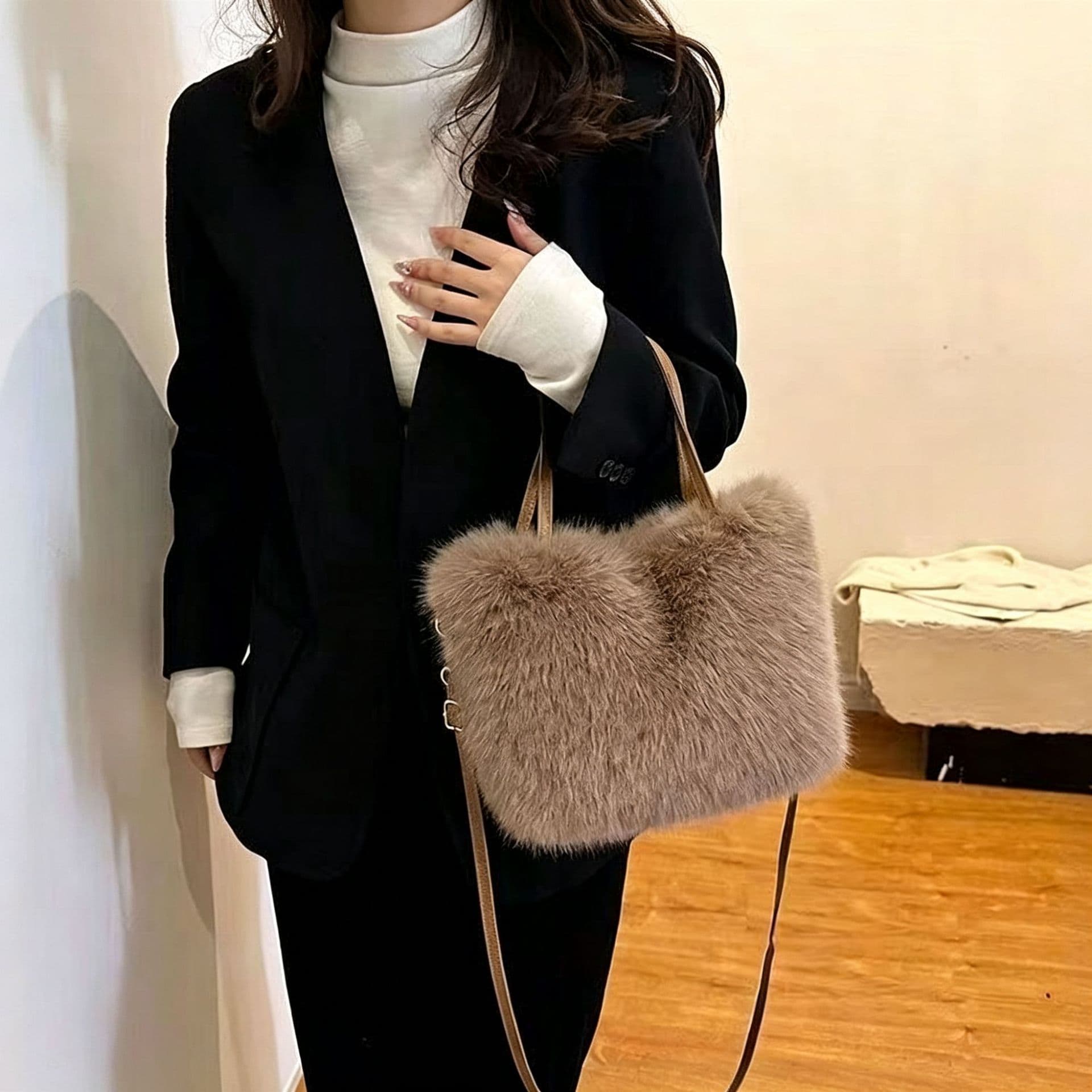 New Autumn/Winter Women's Bag Chic Fashion Plush Tote Handbag Women's Bucket Shoulder Crossbody Bag Fuzzy Bag
