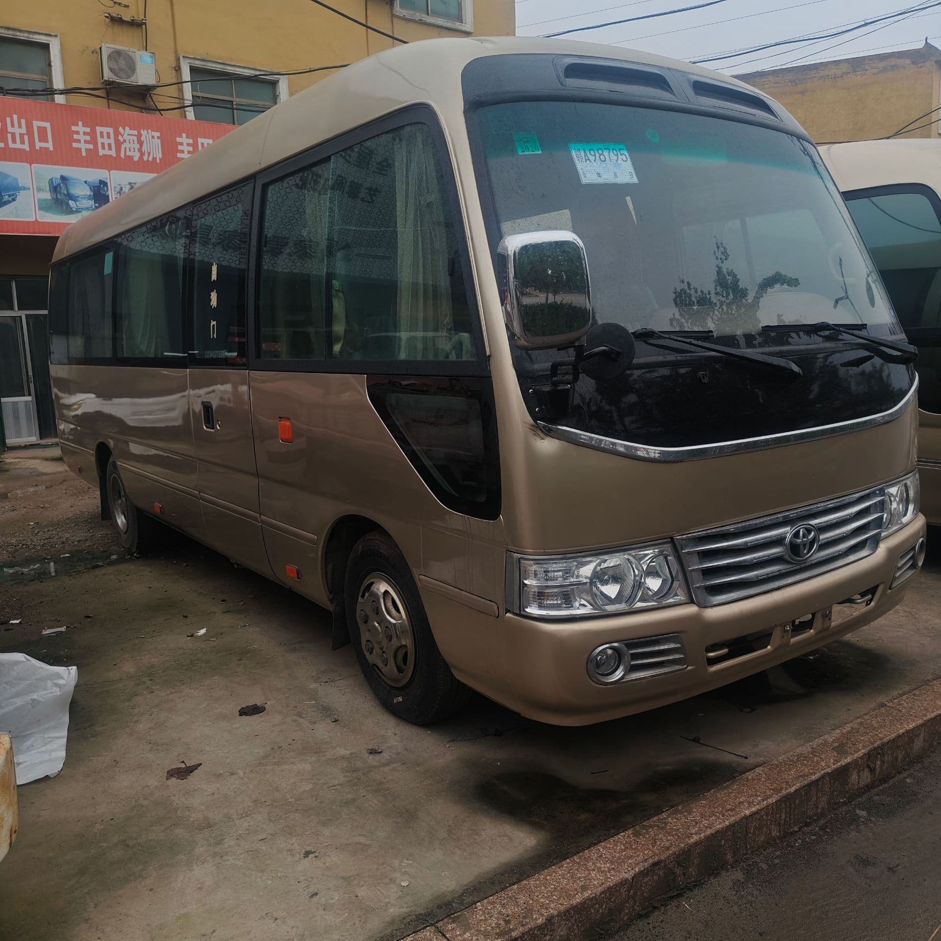 Premium cross-border minibuses for commuters, export-ready 6-meter mini Coaster business vans, automatic door Coaster.