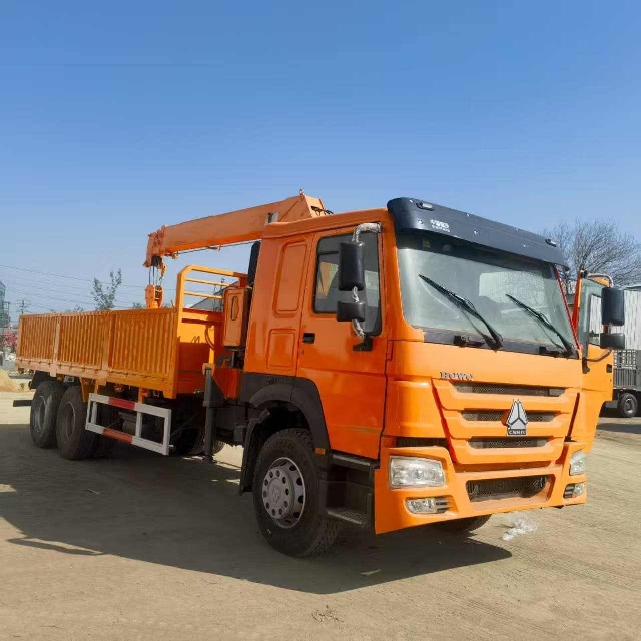 Cross-Border Supply of Sinotruk Howo 6X4 Chassis 8-Ton, 12-Ton, 16-Ton Crane Trucks for Engineering Projects