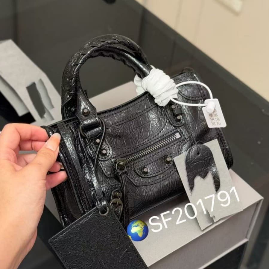 Cross-border Paris Rivet Motorcycle Bag Ins Hot Girl Bag French Vintage Retro Pillow Top Handle Bag Shoulder Crossbody Bag