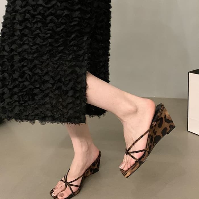 Wedge high heel yellow flip flops thin strap sandals fairy shoes outer wear 2026 summer with skirt red sandals