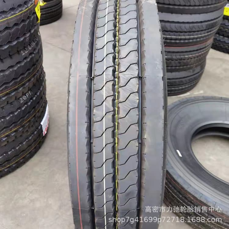 Wholesale 13R22.5 car tires, tubeless, four-line tread pattern, heavy-duty, puncture-proof, trailer tires.