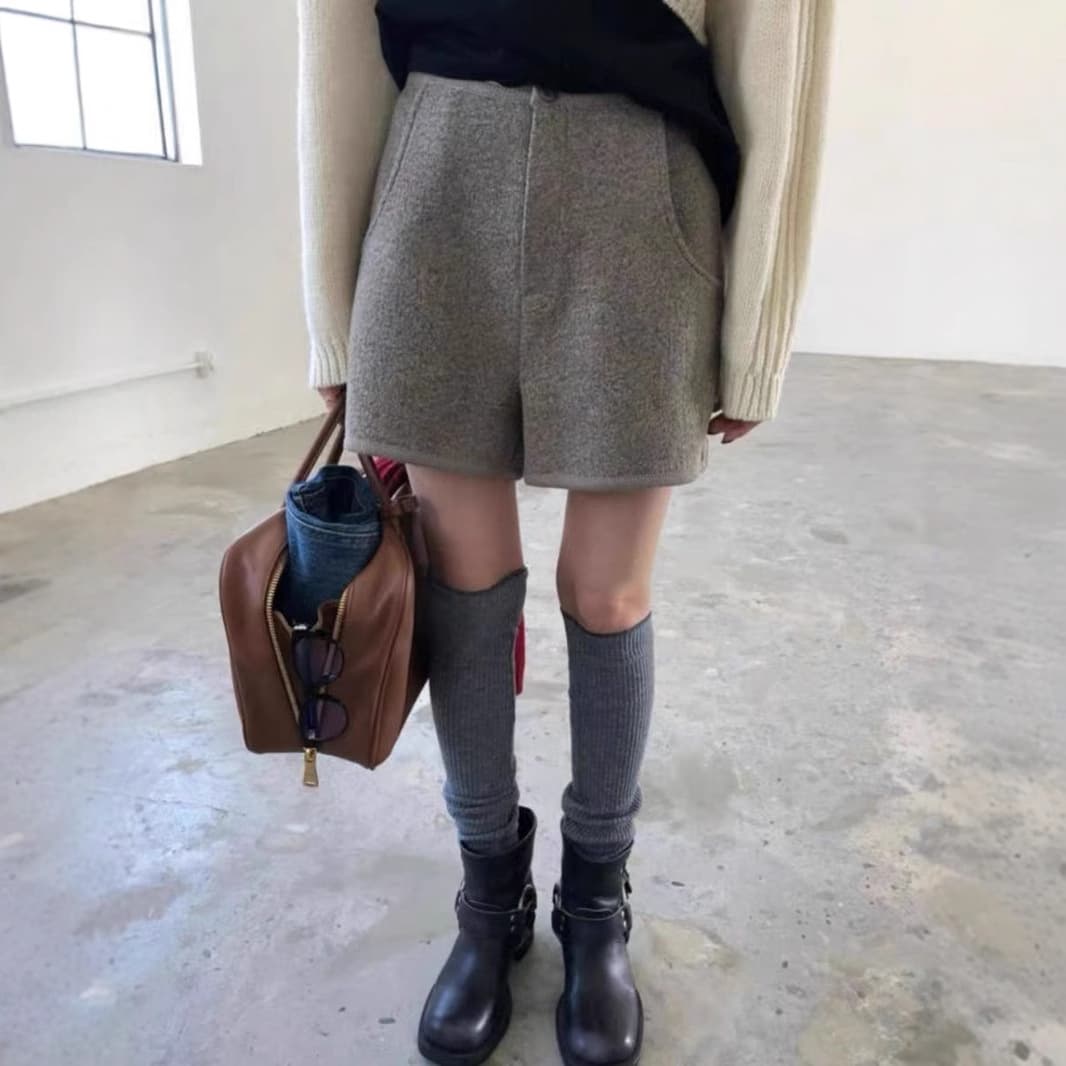 Korea Dongdaemun 2025 Autumn/Winter New Retro Fashion High-Waist Button-Detail Pocket Outdoor Wide-Leg Casual Shorts for Women