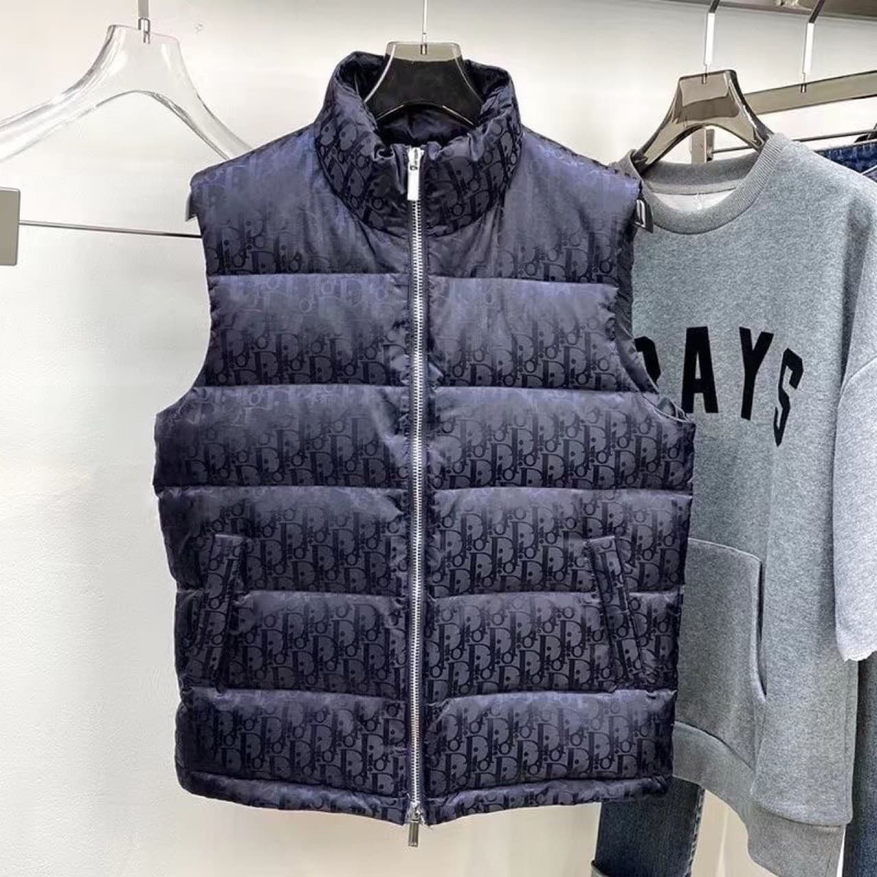 New autumn/winter men's down vest coat with dark pattern monogram stand collar and zipper, filled with white duck down.