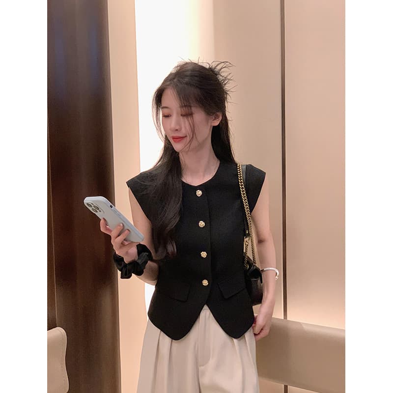 French Chic Black Mini Flutter Sleeve Fitted Blouse for Women Summer 2026 New Design Niche Sleeveless Top