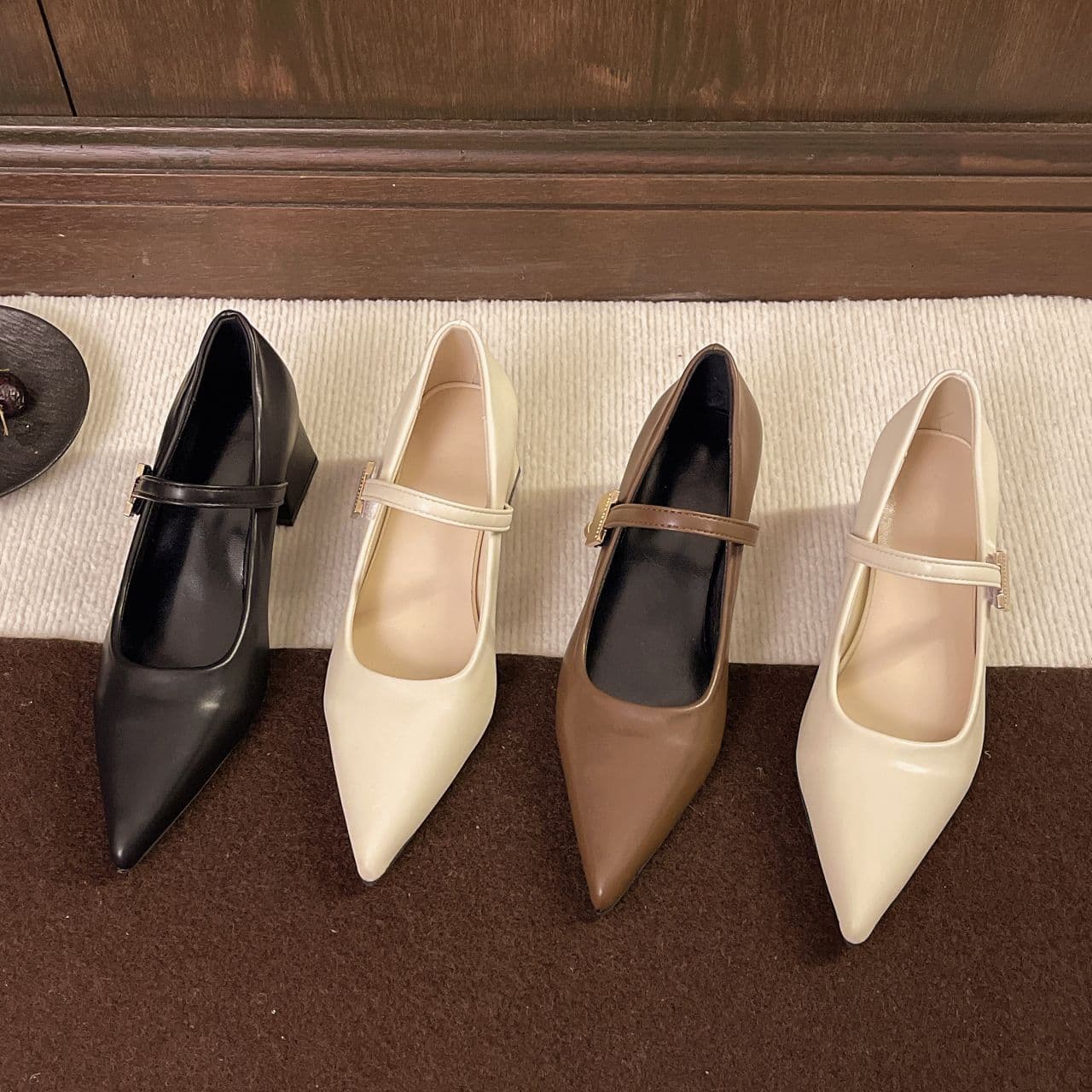French pointed brown Mary Jane small leather shoes for women 2025 autumn with skirt and high heel design shoes