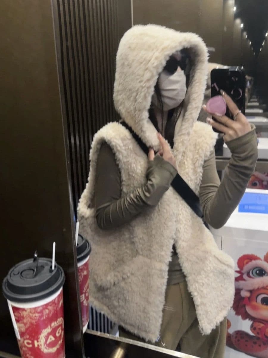 New hooded fur vest women fluffy fur integrated vest winter outerwear warm lamb wool coat