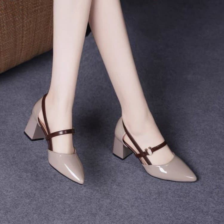 2026 Plus Size Summer Closed-Toe Sandals for Women, Gentle Soft Sole Mother Shoes, Soft Leather Daily Pointed-Toe Mid-Heel Shoes