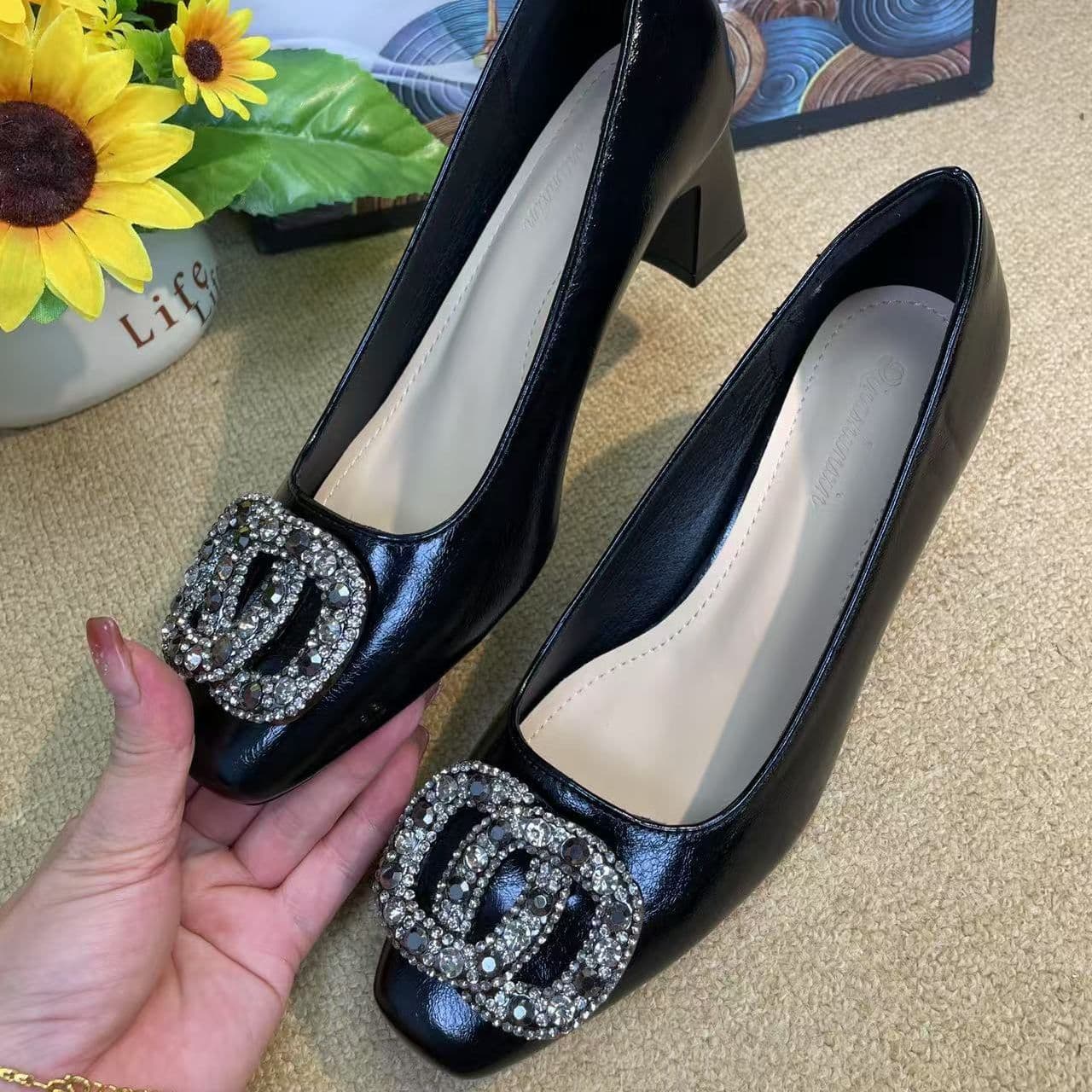 Solid color rhinestone buckle, shallow mouth, non-tiring mid-heeled shoes, high heels, fashionable retro square toe, thick heel, soft sole, large size single shoes