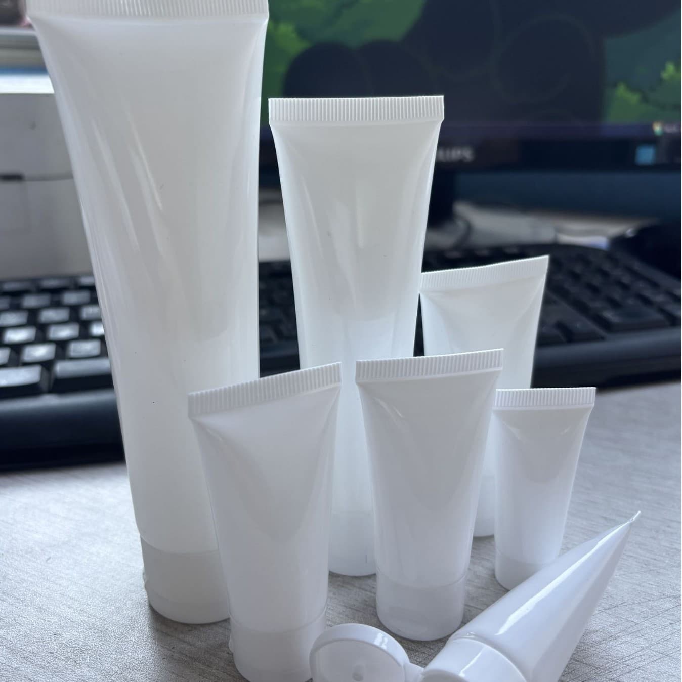 Customized 5--100ml cosmetic porcelain white flip-top bright oil hose facial cleanser hand cream plastic empty tube packaging material