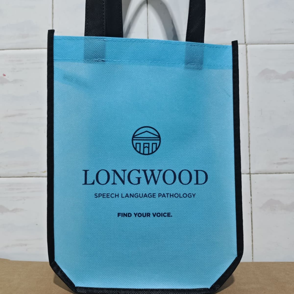 Custom laminated non-woven takeout and gift bags, portable tote bags for advertising and shopping.