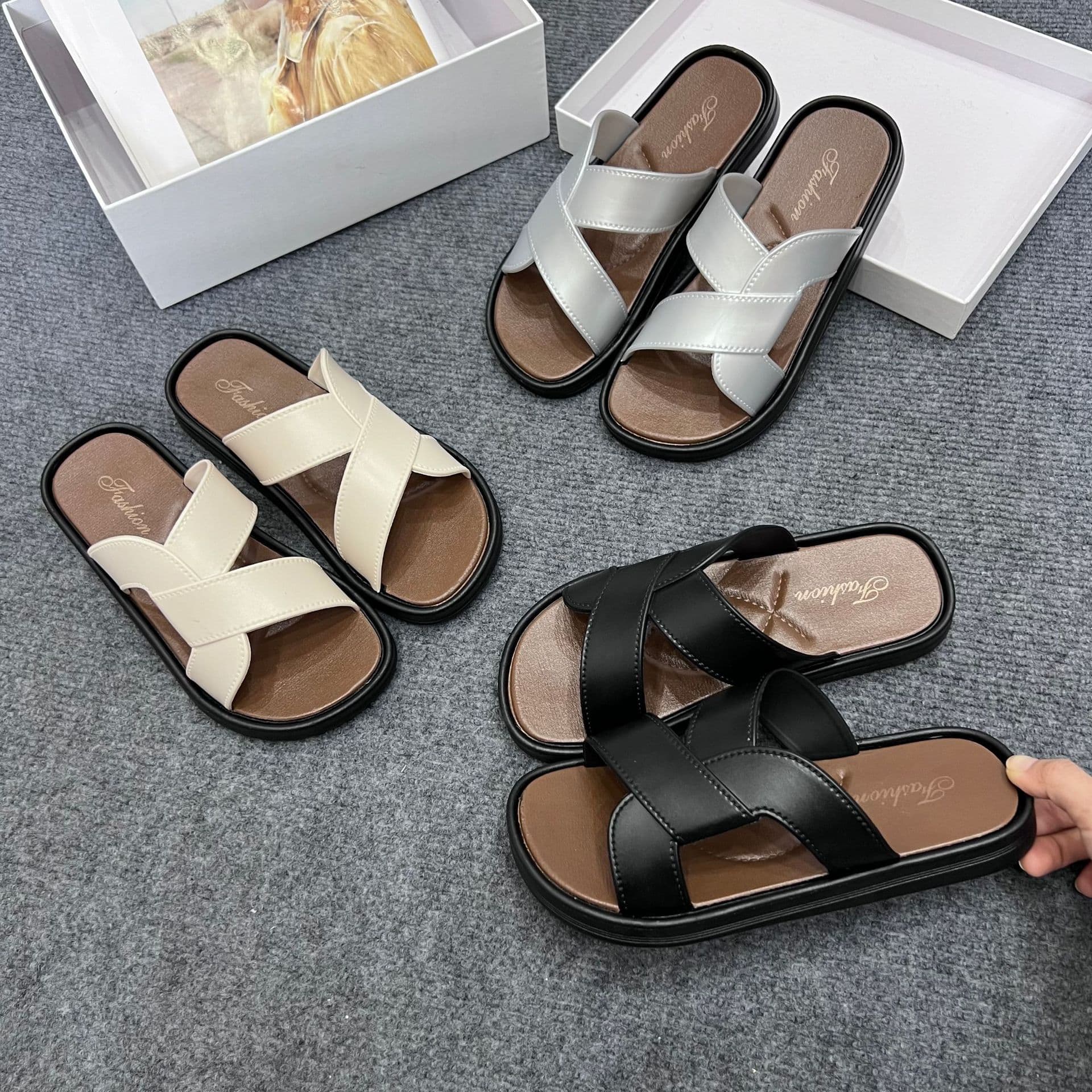 Cross-border new cross-strap flip flops daily beach casual slippers women's trendy European and American fashion beach sandals