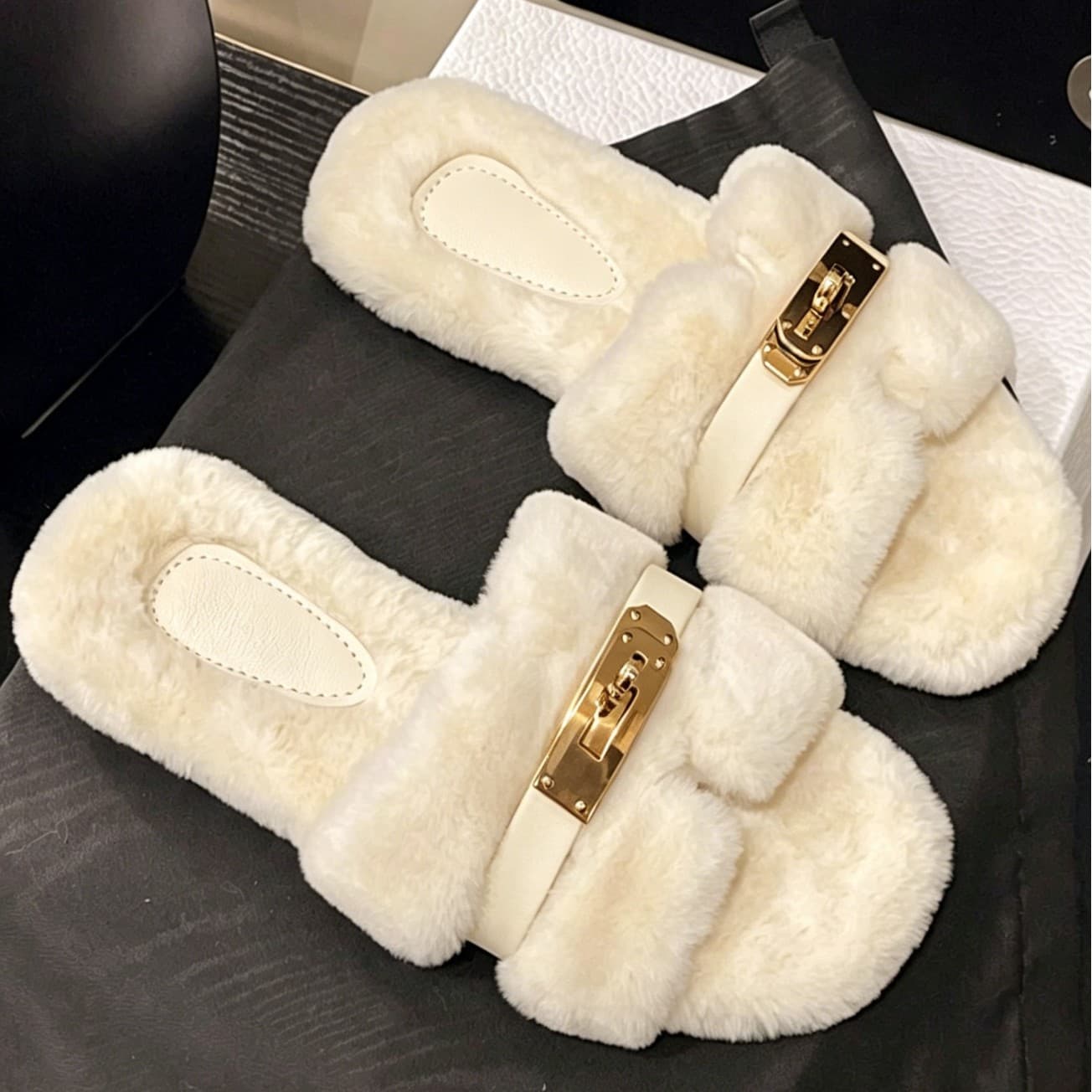 Trendy Furry Slippers Women Outdoor 2026 Autumn Winter New Flat One-Band Slippers Size Difference 0.67 Plush Slippers